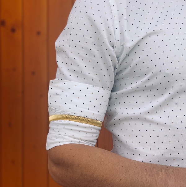 Zlatý kovový držák rukávu košile