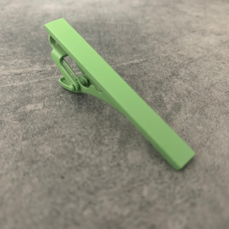 Světle zelená matná spona na kravatu Matte - 5 cm 