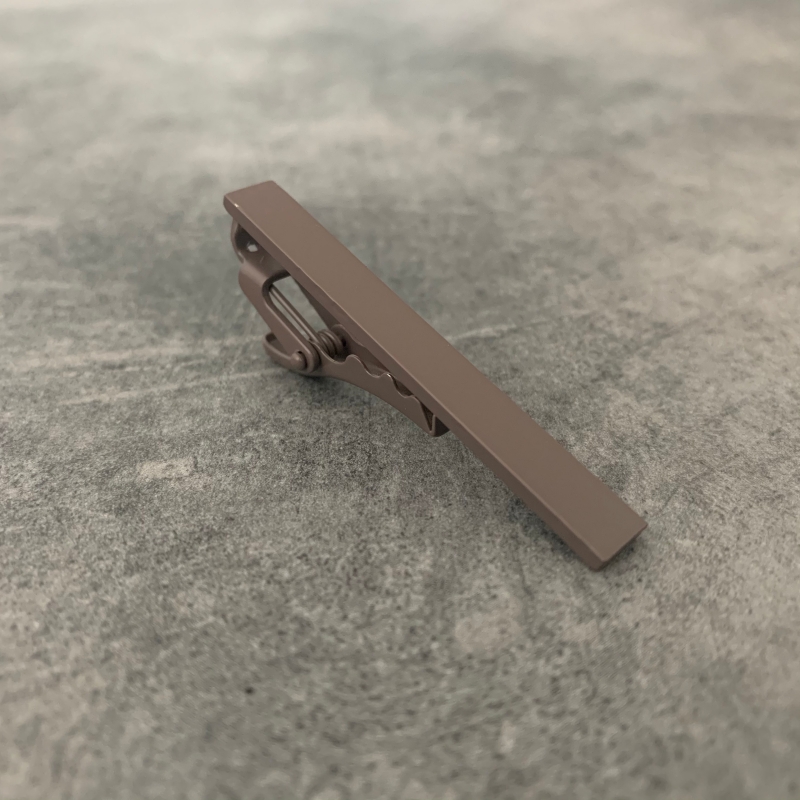 Světle šedá matná spona na kravatu Matte - 5 cm 