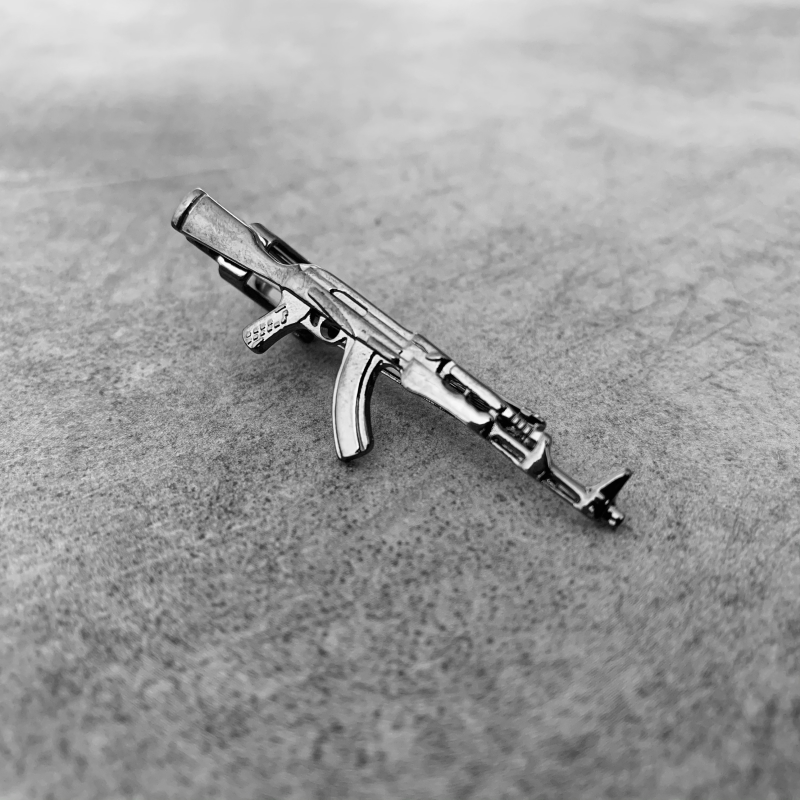 Šedá spona na kravatu Samopal AK-47