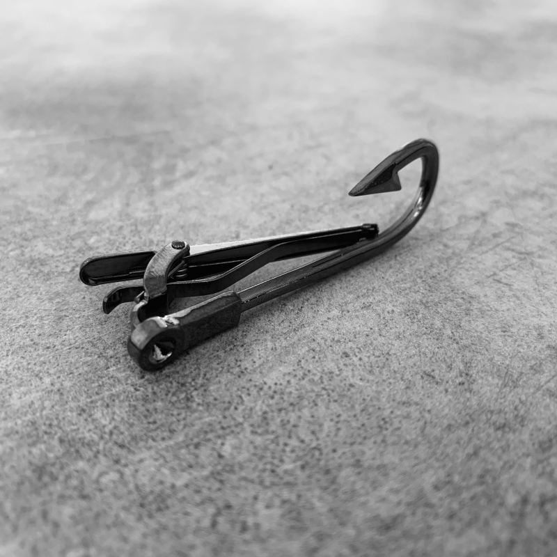 Šedá spona na kravatu Hák