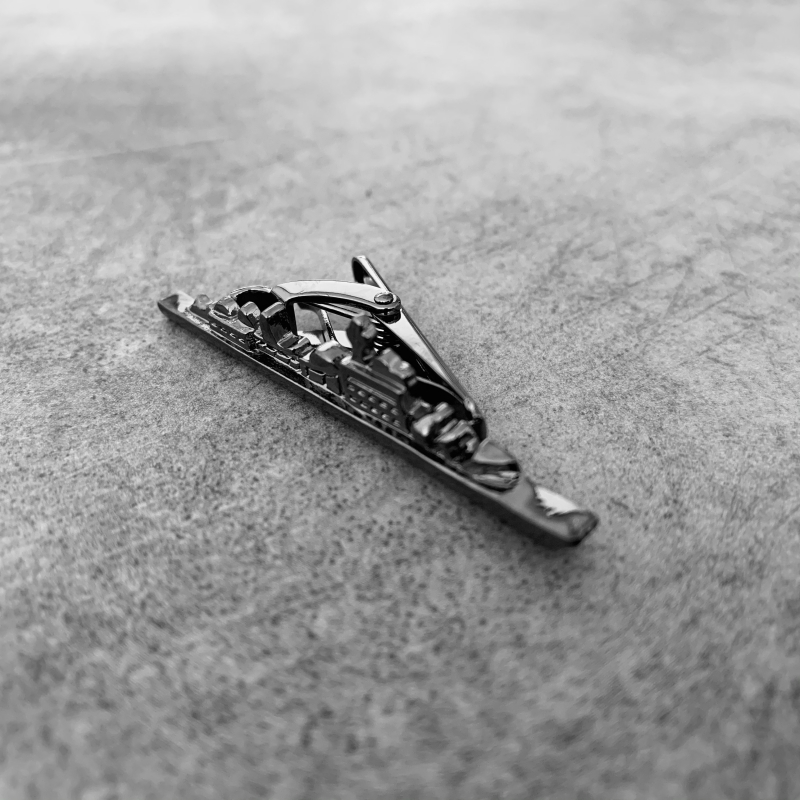 Šedá spona na kravatu Bitevní loď