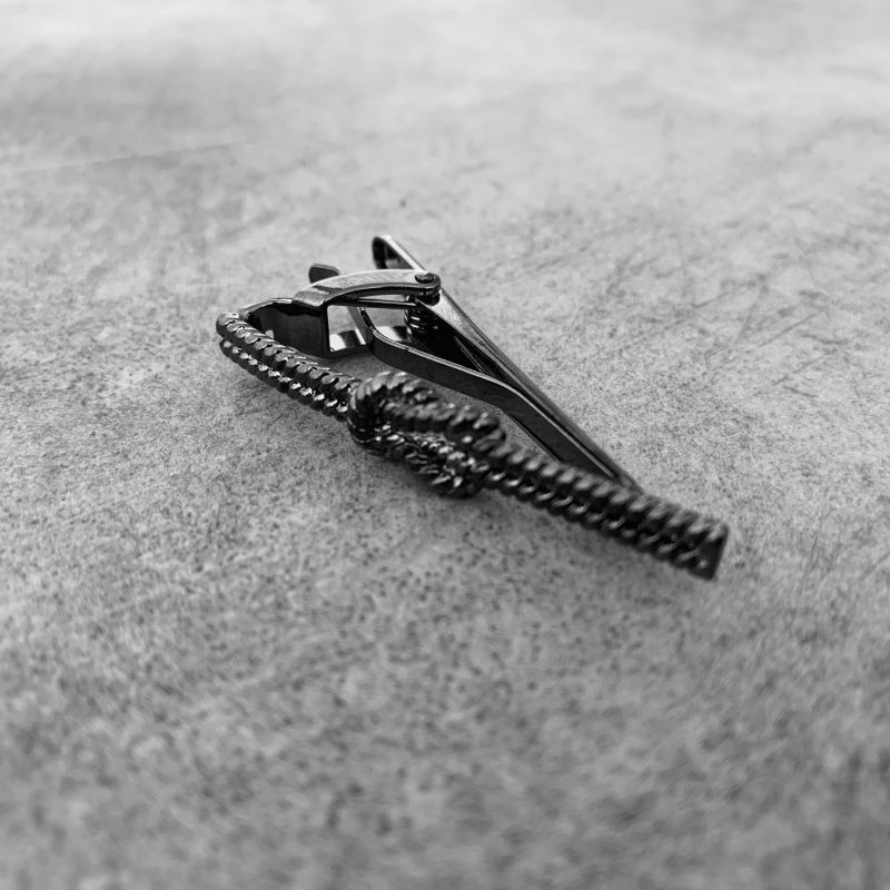 Šedá spona na kravatu Uzel na lanu 