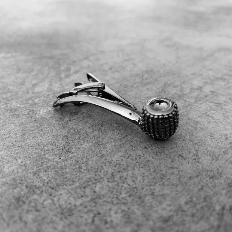 Šedá spona na kravatu Dýmka 