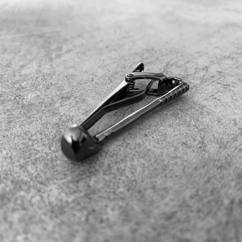 Šedá spona na kravatu Golfová hůl 