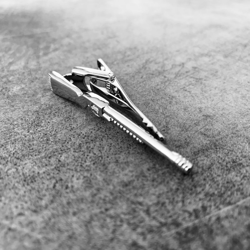 Stříbrná spona na kravatu Brokovnice