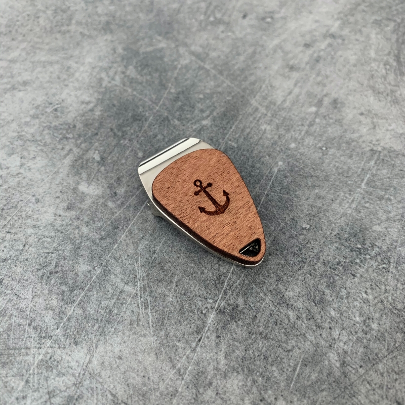 Dřevěná klíčenka Triangle Kotva s otvírákem na pivo 