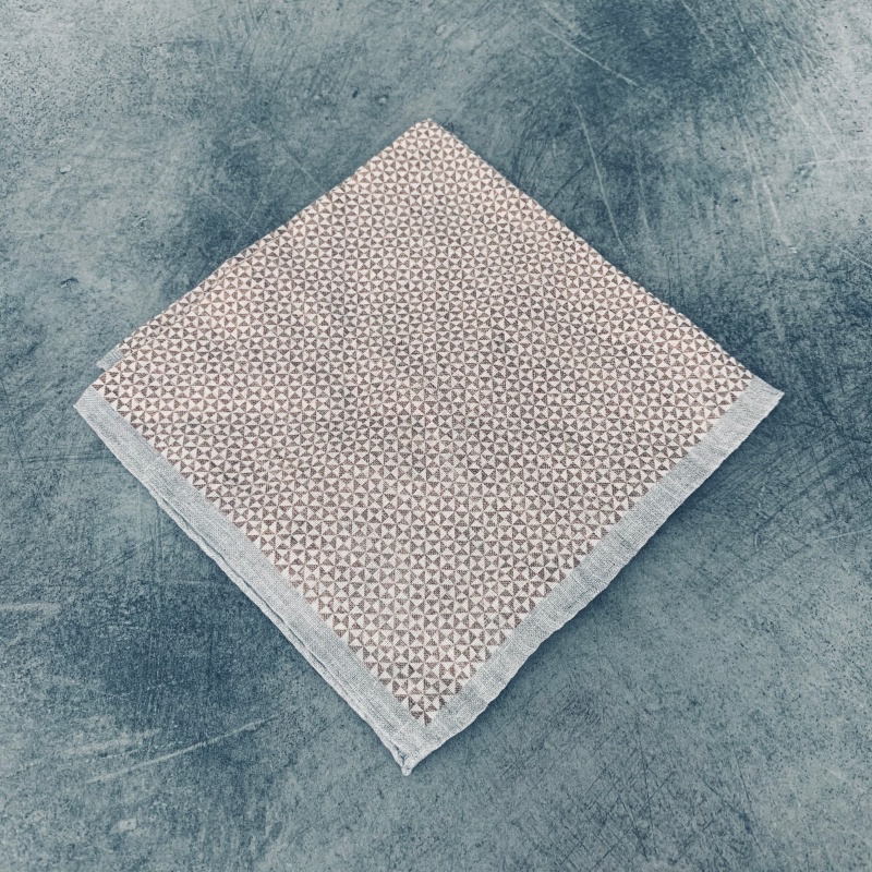 Hnědo - bílý kapesník do saka Blažek Triangle