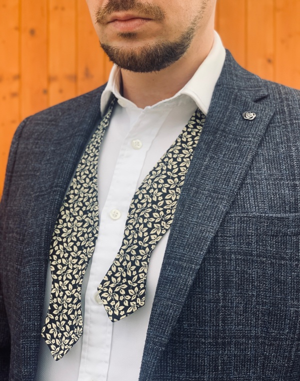 Černý vázací motýlek Listy