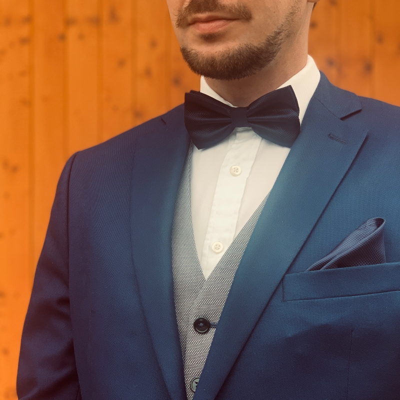 Tmavě modrý set kravata, motýlek, kapesník a manžetové knoflíčky Plaid