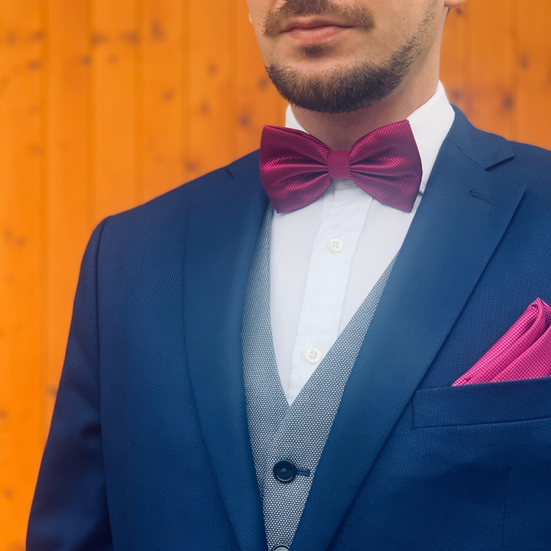 Tmavě růžový set kravata, motýlek, kapesník a manžetové knoflíčky Plaid