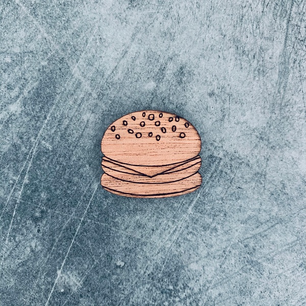 Dřevěná brož Hamburger