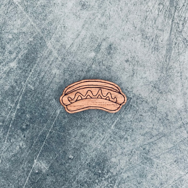 Dřevěná brož Hot dog 