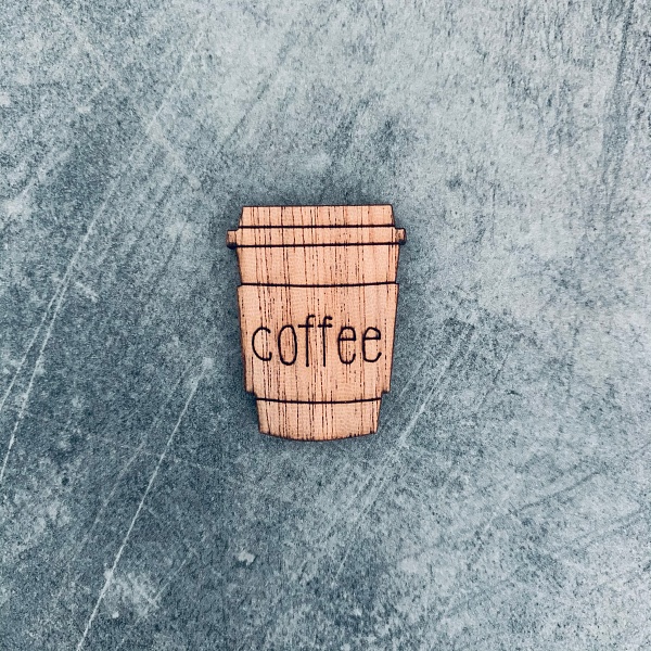 Dřevěná brož Káva v kelímku 