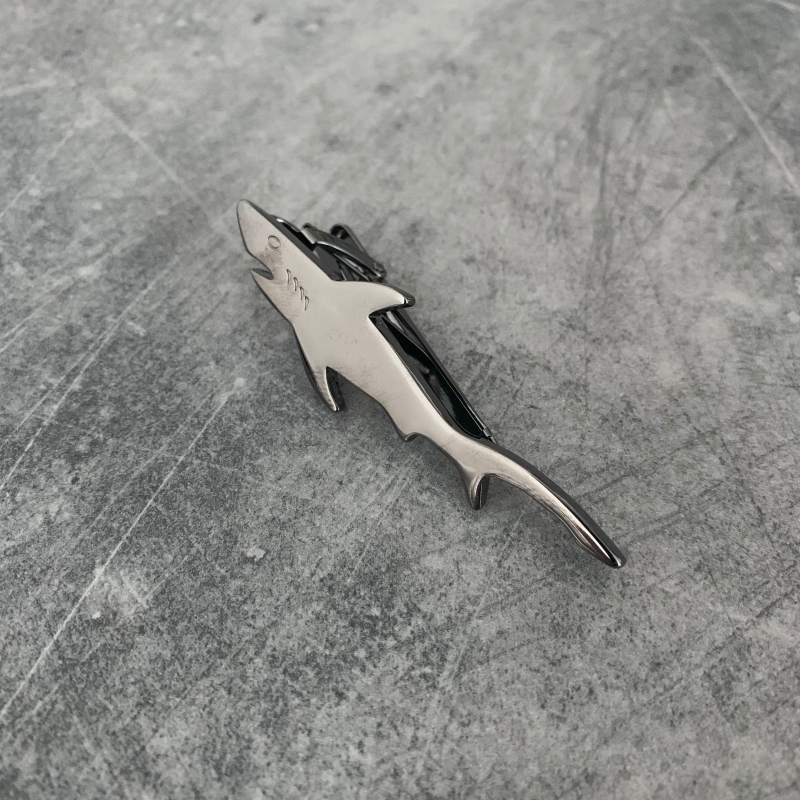 Šedá spona na kravatu Žralok 