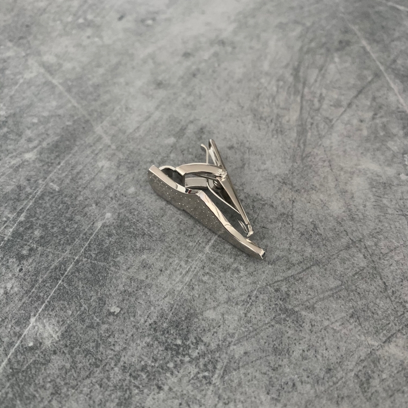 Stříbrná spona na kravatu Bota 