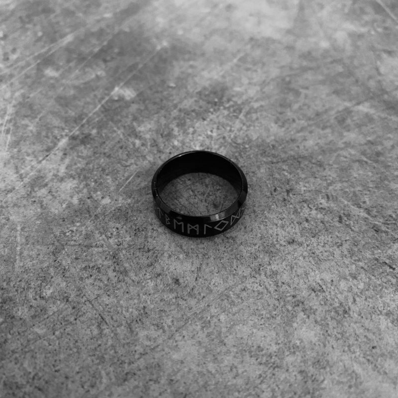 Černý prsten Runy vel. 11