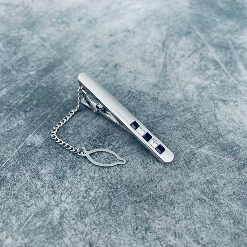 Stříbrno - černá spona na kravatu 5 Crystals 