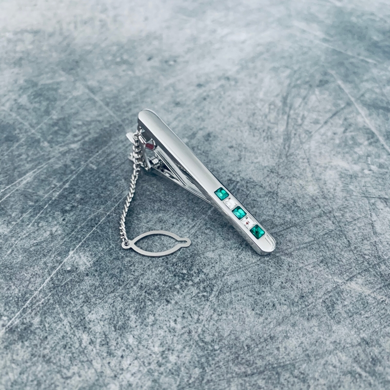 Stříbrno - zelená spona na kravatu 5 Crystals 