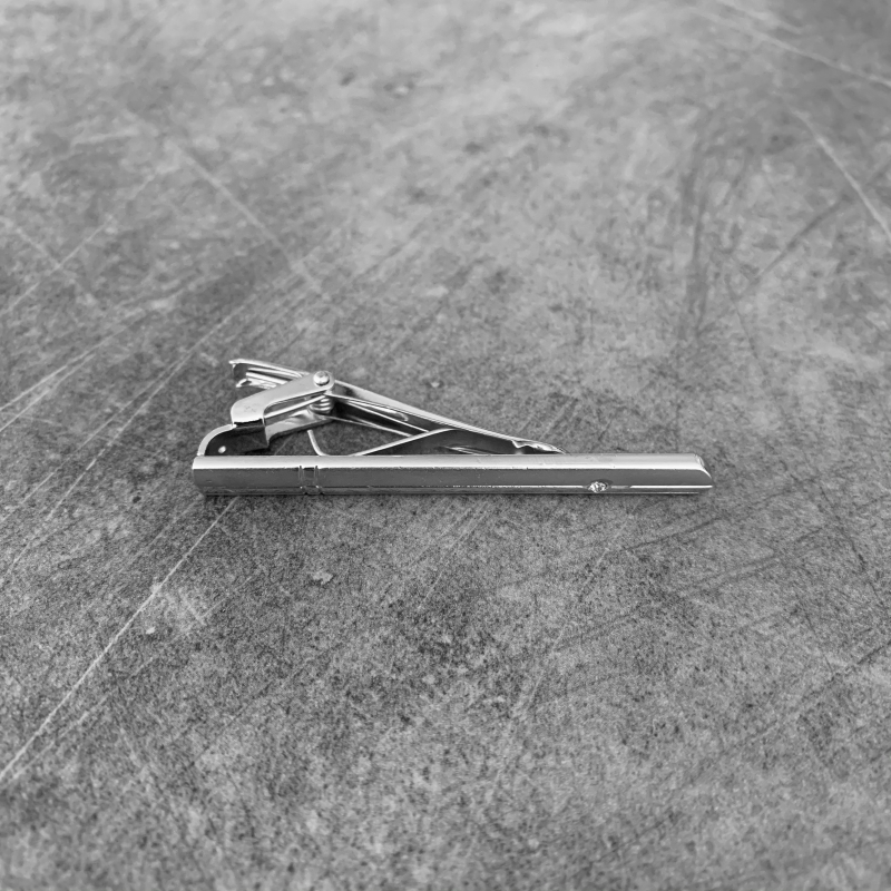 Stříbrná spona na kravatu Cross Crystal 