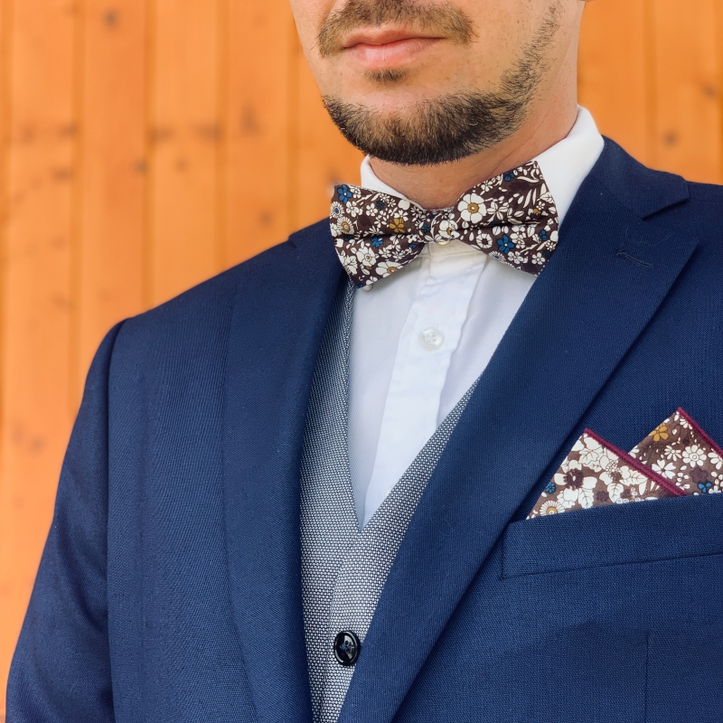 Hnědý set kravata, motýlek a kapesník Flower 