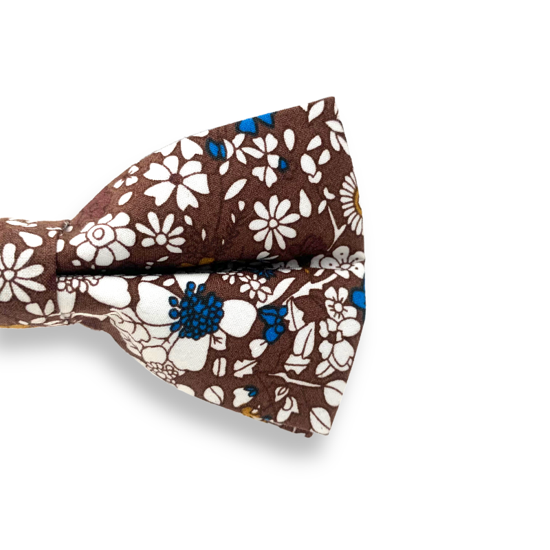 Hnědý pánský motýlek Květiny