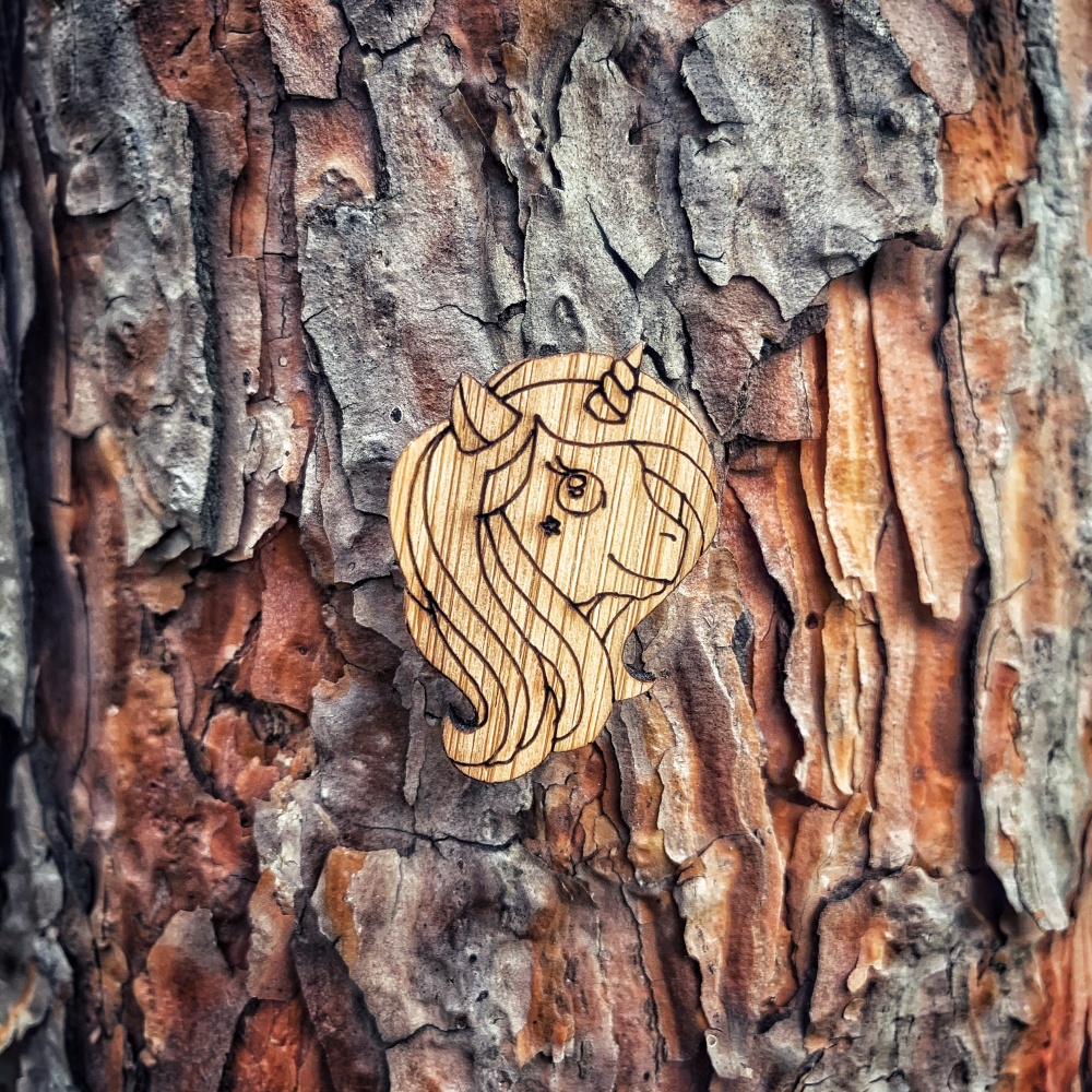 Dřevěná brož Unicorn 