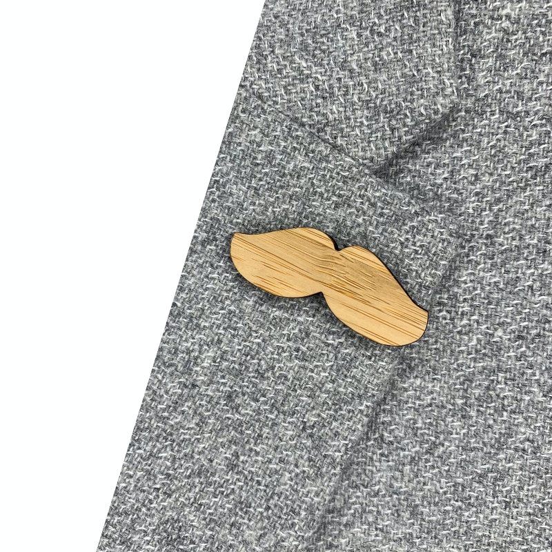 Dřevěná brož Knírek mini