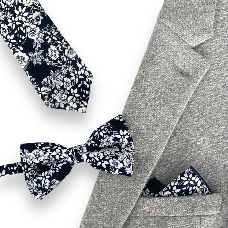 Modro - bílý set kravata, motýlek a kapesník Květiny