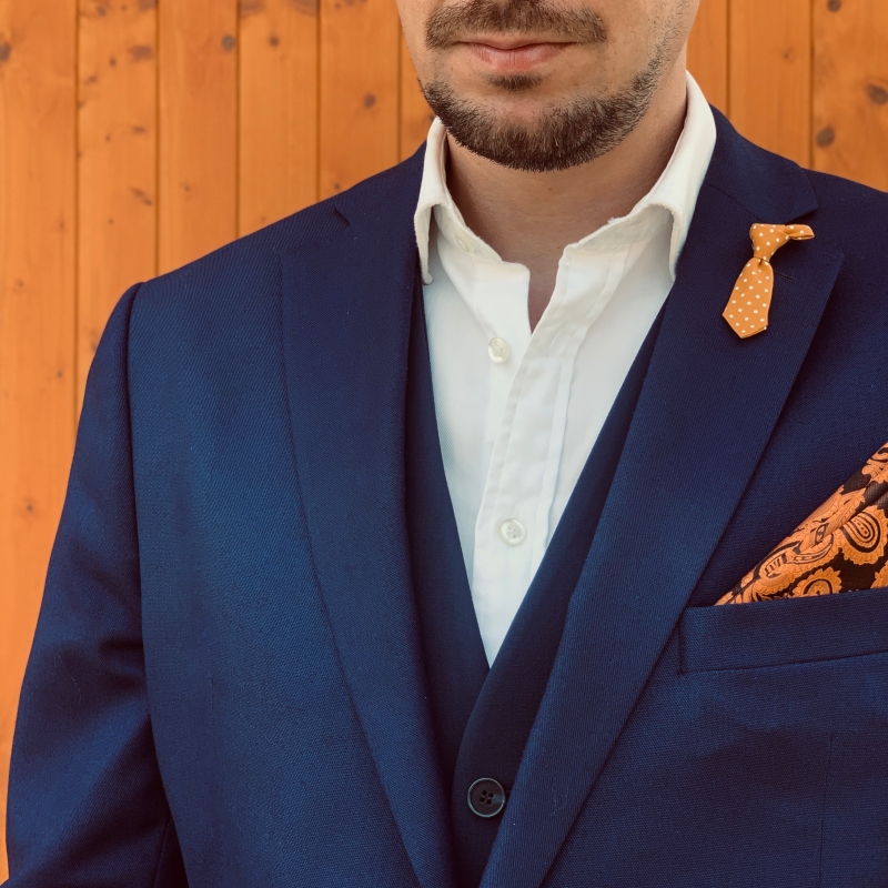 Tmavě žlutá brož Kravata dot 