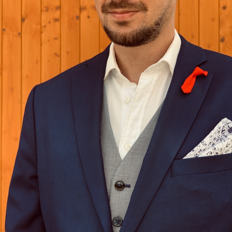 Červená brož Kravata 