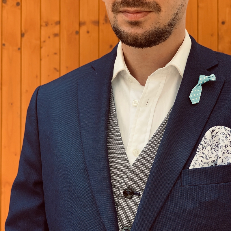 Světle modrá brož Kravata dot I.