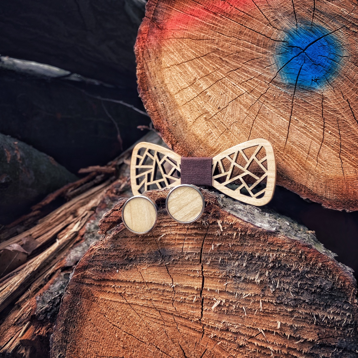 Dřevěný pánský motýlek Geometric Hnědák + manžetové knoflíčky 