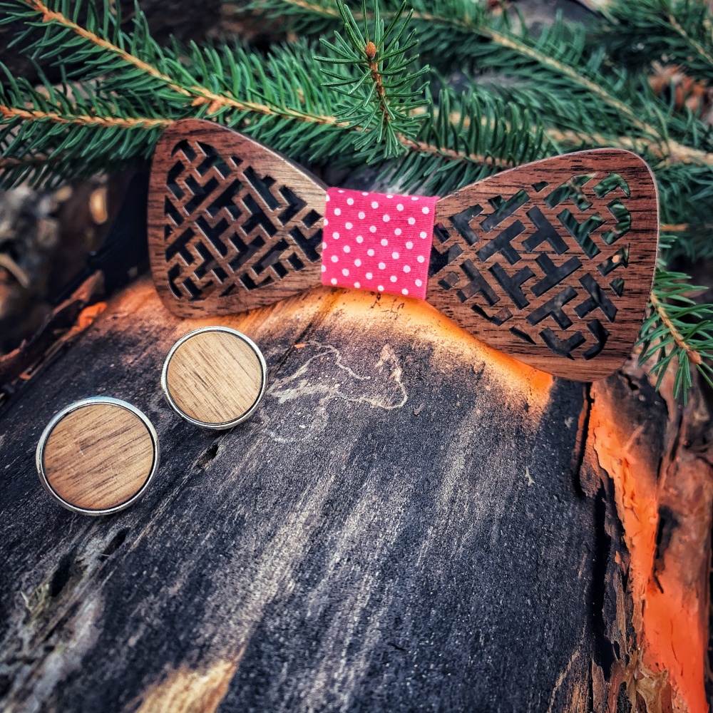 Dřevěný pánský motýlek Labyrint Dot + manžetové knoflíčky 