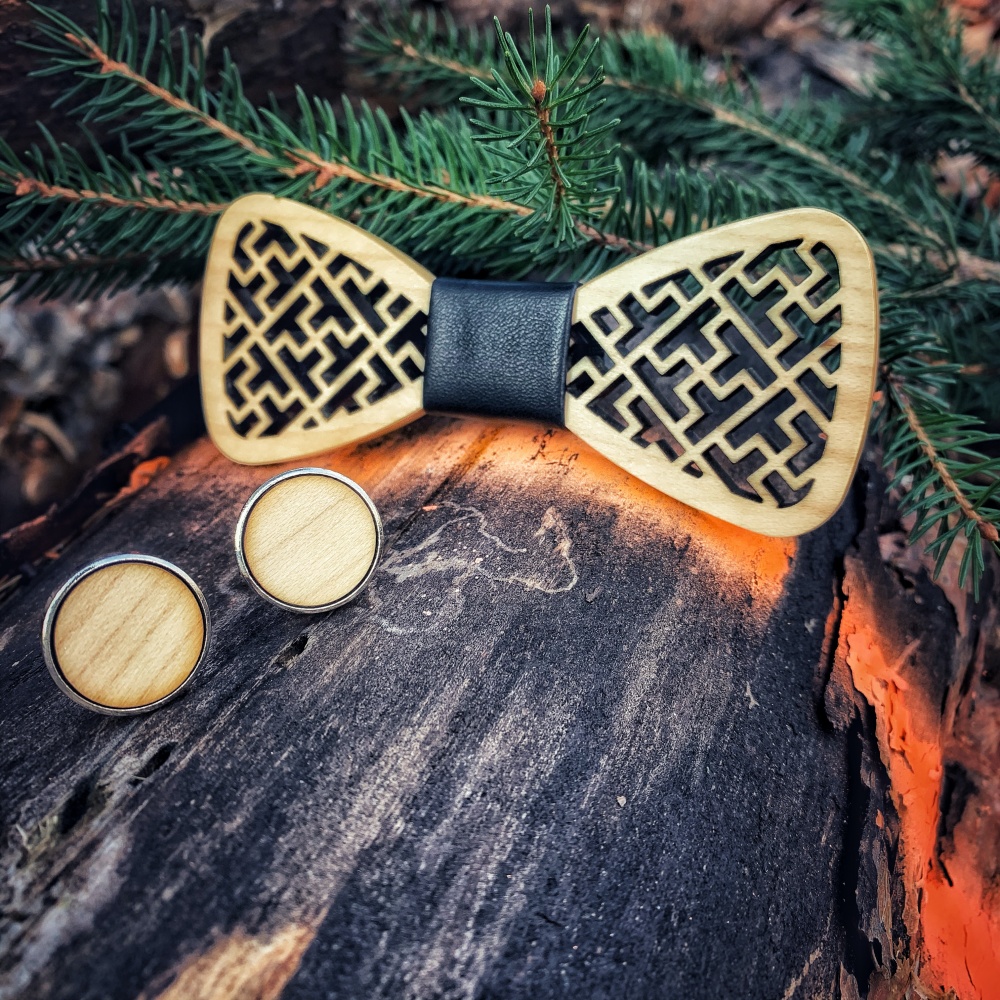 Dřevěný pánský motýlek Labyrint Leather + manžetové knoflíčky 