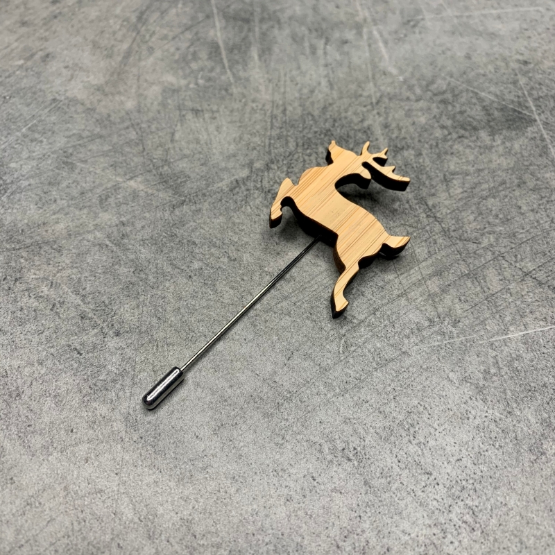 Dřevěná brož Jelen skáče 