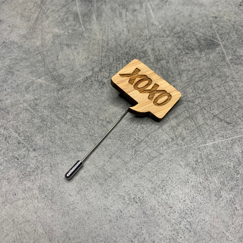 Dřevěná brož XOXO
