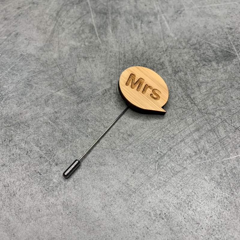 Dřevěná brož Mrs