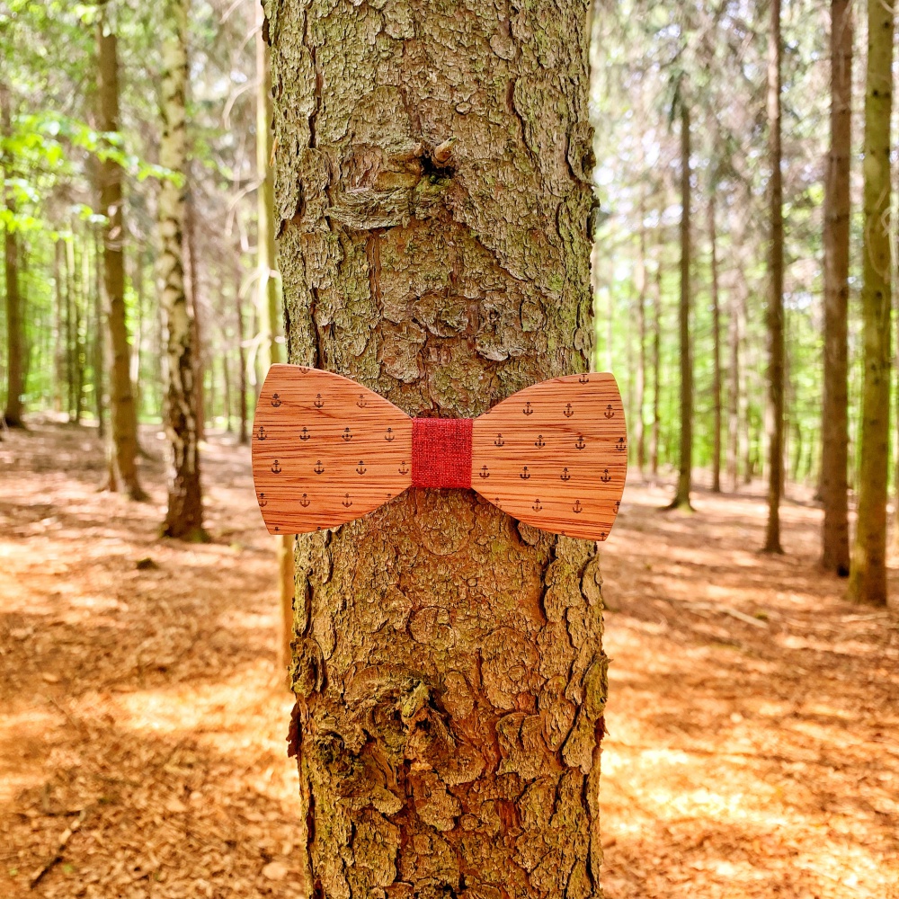 Dřevěný pánský motýlek Mahoosive Kotva - červená 