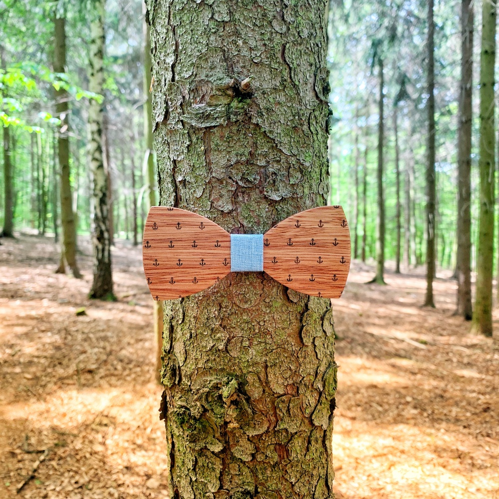 Dřevěný pánský motýlek Mahoosive Kotva - modrá 