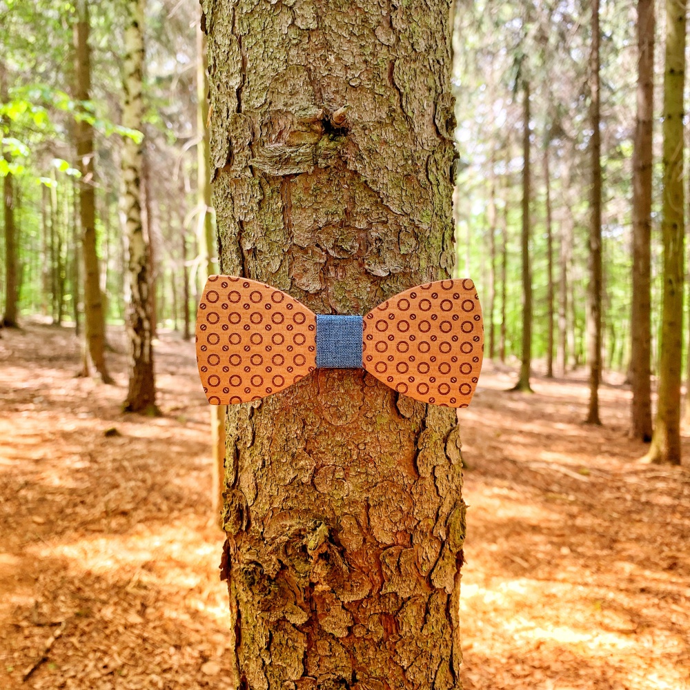 Dřevěný pánský motýlek Mahoosive Matice - modrý 