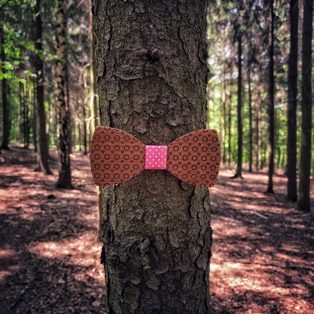 Dřevěný pánský motýlek Mahoosive Matice - růžový puntík 