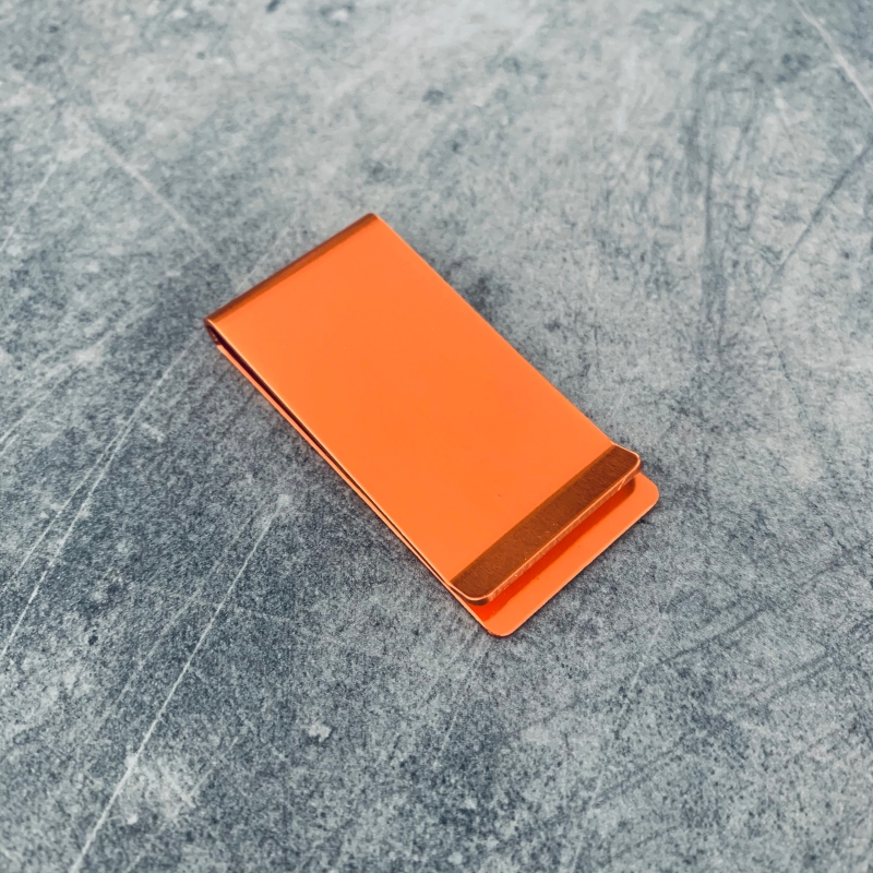 Oranžová spona na peníze