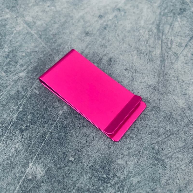 Růžová spona na peníze