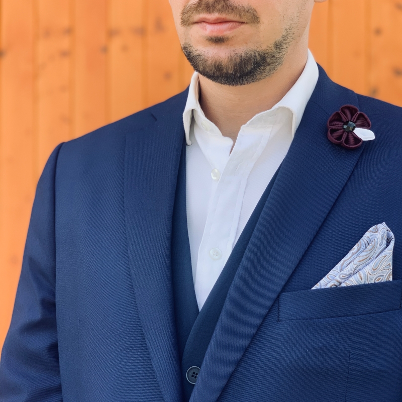 Vínovo - bílá brož Arrow Color