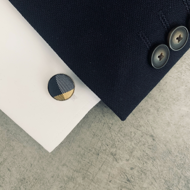 Šedo - žlutý set - motýlek + kapesník + manžetové knoflíčky Kostky