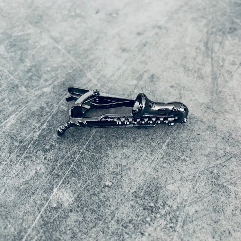 Šedá spona na kravatu Saxofon 