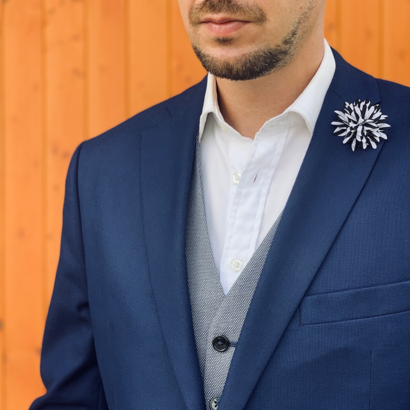 Černo - bílá brož Květina 