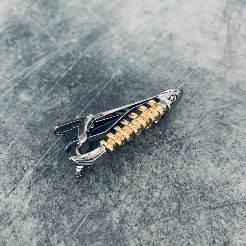 Stříbrno - zlatá spona na kravatu Kostra ryby