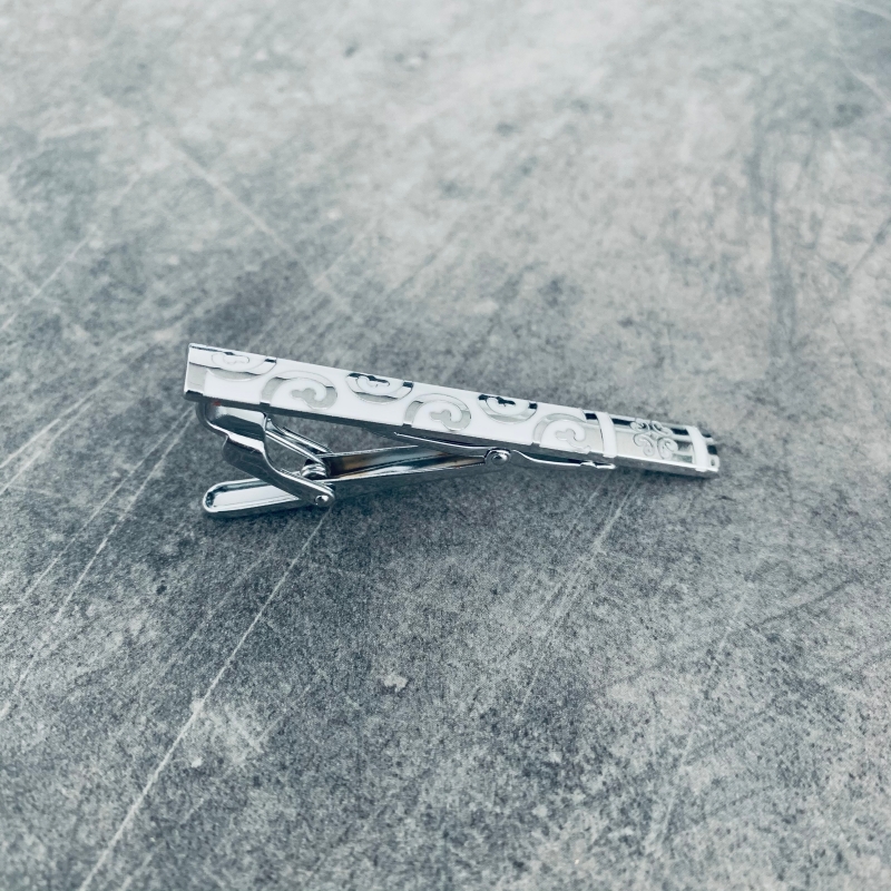 Stříbrno - bílá spona na kravatu Flower ornament